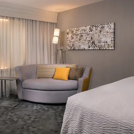 Courtyard By Marriott Lansing-3