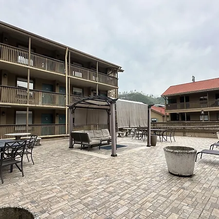 Days Inn & Suites By Wyndham Downtown Gatlinburg Parkway-3