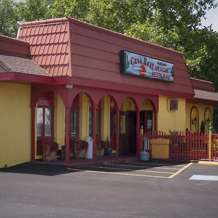 Econo Lodge Inn & Suites Sandusky South-3