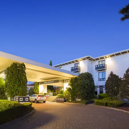 Ramada By Wyndham Diplomat Canberra-3