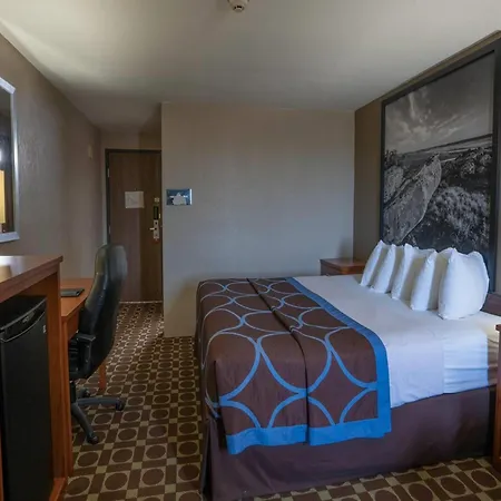 Super 8 By Wyndham Miles City-3