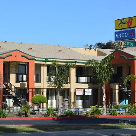 Super 8 By Wyndham Salinas-2