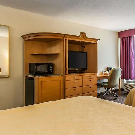 Quality Inn & Suites Shelbyville I-74-2