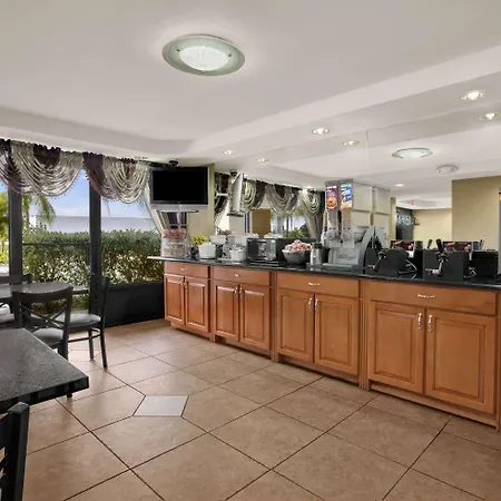 Super 8 By Wyndham Fort Myers-3