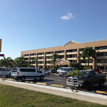 Super 8 By Wyndham Fort Myers-2