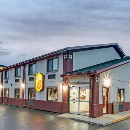 Super 8 By Wyndham Crystal Lake-3