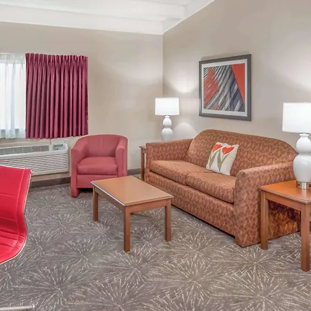 Ramada By Wyndham Hammond Hotel & Conference Center-2