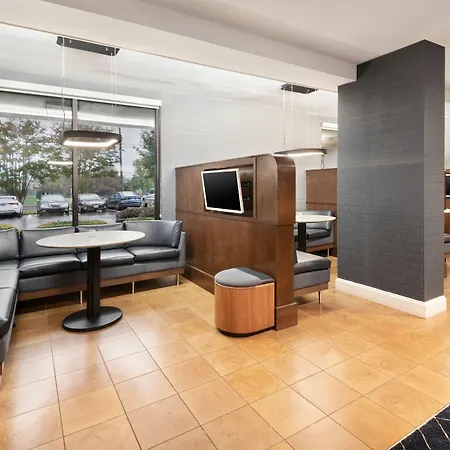 Courtyard By Marriott Burlington-3