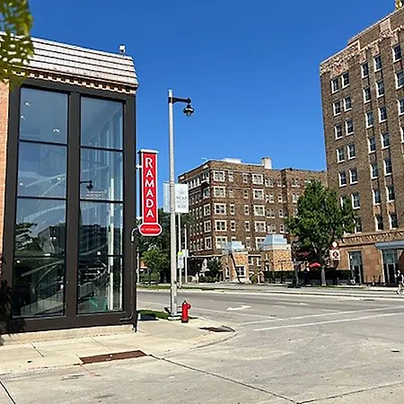 Ramada By Wyndham Milwaukee-3