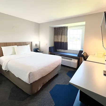 Microtel Inn By Wyndham Janesville-3