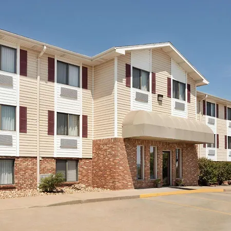 Travelodge By Wyndham Jefferson City-2