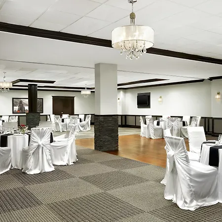 Four Points By Sheraton Hotel & Suites Calgary West-3