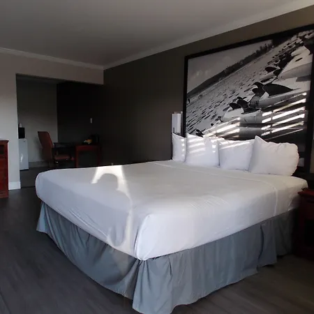 Super 8 By Wyndham Santa Cruz Beach-3
