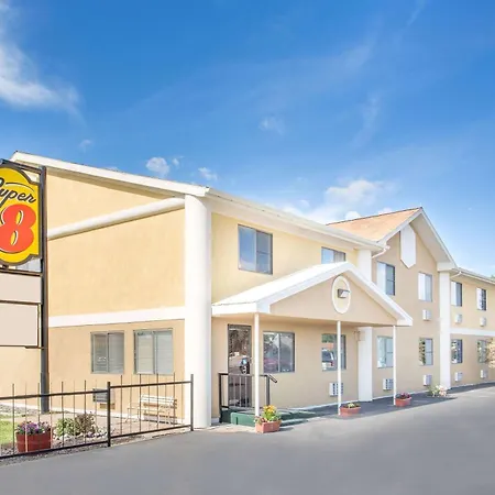 Super 8 By Wyndham Riverton-2