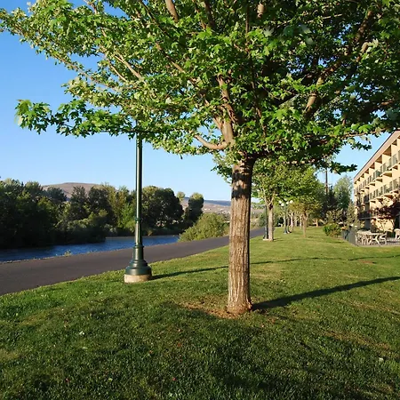 Oxford Suites Yakima-3