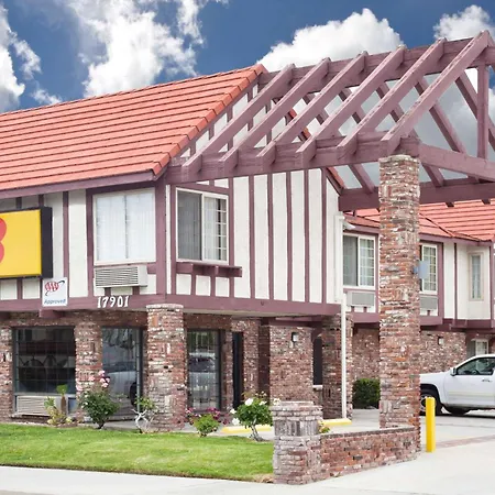 Super 8 By Wyndham Santa Clarita/Valencia-3