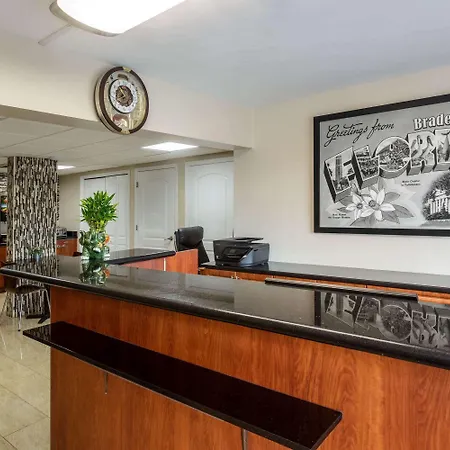 Super 8 By Wyndham Bradenton Sarasota Area-3