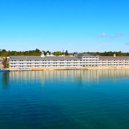 Hamilton Inn Select Beachfront Mackinaw City-3