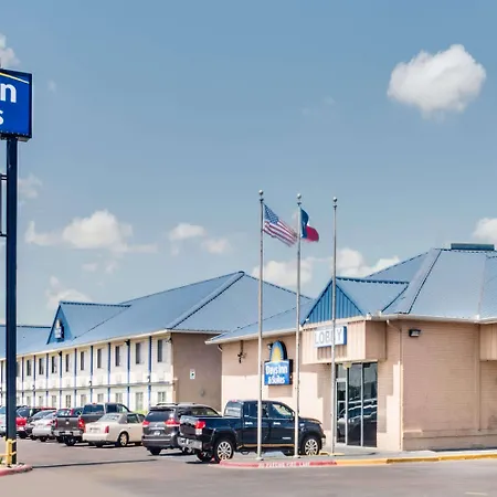 Days Inn & Suites By Wyndham Laredo-3