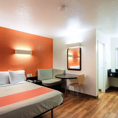 Motel 6 Old Town Scottsdale Fashion Square-3
