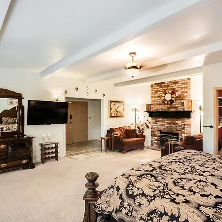 Foothill House-2