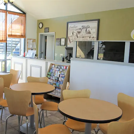 Super 8 By Wyndham Wells-2