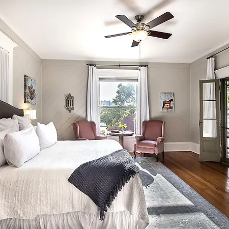 Katy House Bed And Breakfast-3