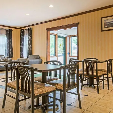 Econo Lodge Glens Falls - Lake George-2