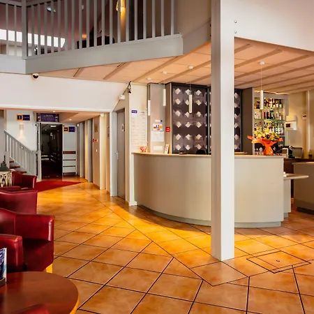 Brit Hotel Confort Nîmes Ouest - A9 sortie 25 - Pdj dès 5h30 - Parking PV - Terrasse&jardin - Pet friendly - Séminaire - Accueil groupe-3