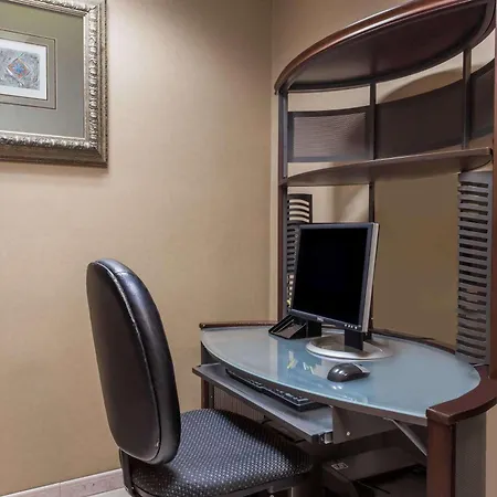 Days Inn & Suites By Wyndham Fort Pierce I-95-2