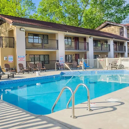 Super 8 By Wyndham Downtown Gatlinburg At Convention Center-3