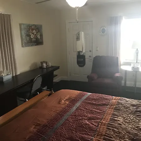 Longhouse Lodge Motel-2