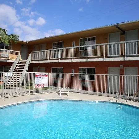 Chateau Inn & Suites-3