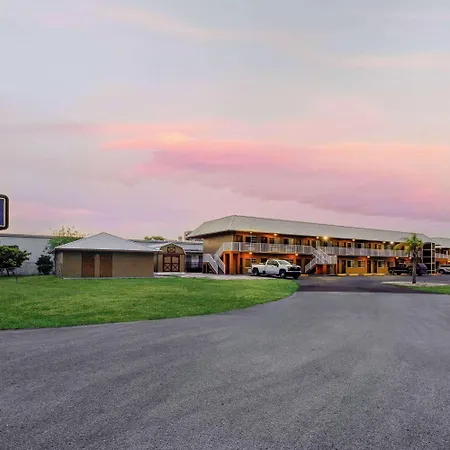 Travelodge Suites By Wyndham Lake Okeechobee-3