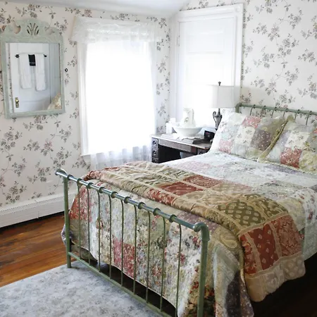 The Coolidge Corner Guest House: A Brookline Bed And Breakfast-3