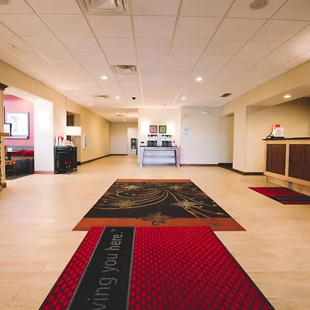 Hampton Inn & Suites Minot-2