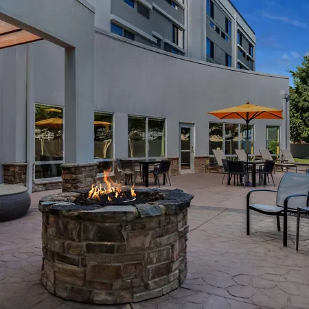 Courtyard By Marriott Evansville East-2