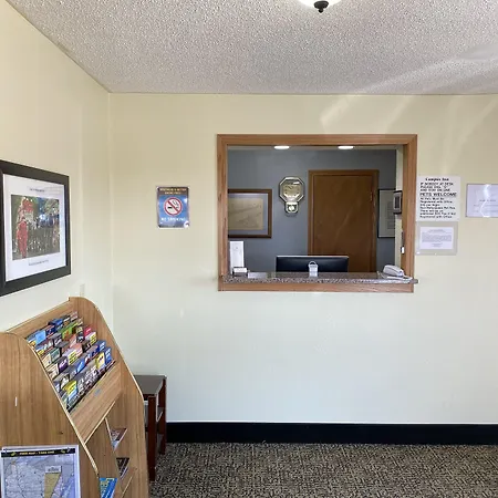Campus Inn Baraboo-3