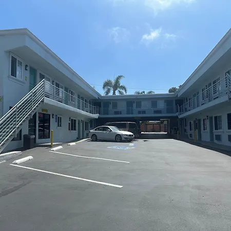 Super 8 By Wyndham Oceanside Downtown-2