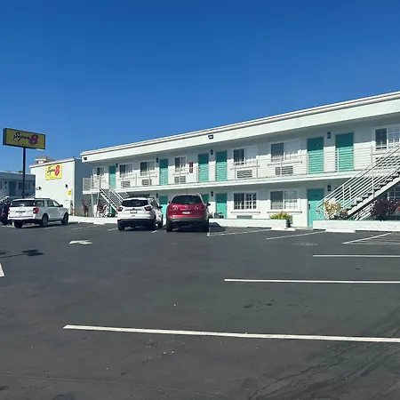 Super 8 By Wyndham Oceanside Downtown-3