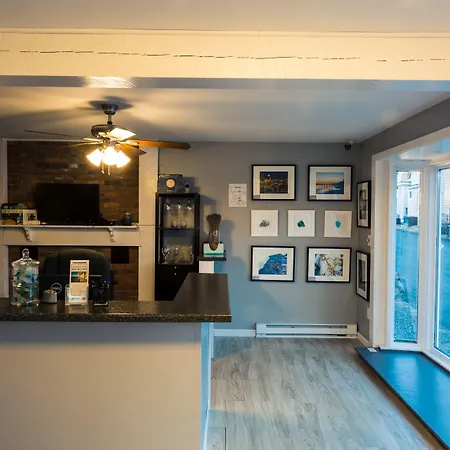 Bearskin Neck Motor Lodge-2