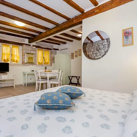 Guest House Sotto I Volti Centro Storico-3