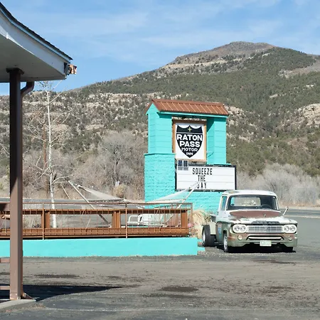 Raton Pass Motor Inn-3