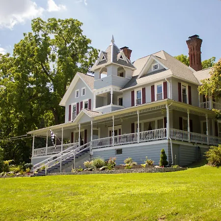 Hudson Manor Bed & Breakfast-3