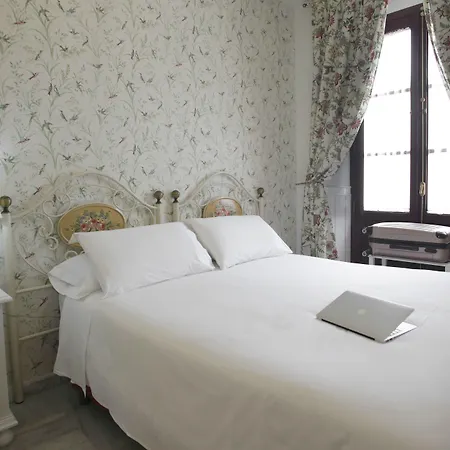 Basic Hotel Puerta de Sevilla-3