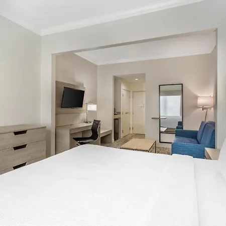Best Western Plus Airport Inn & Suites-3