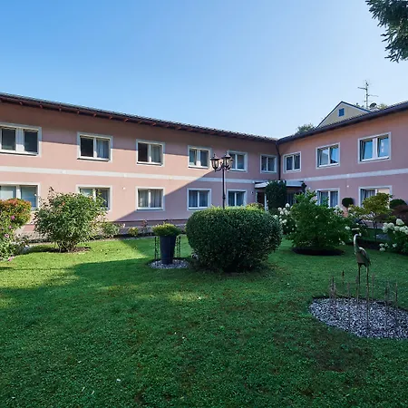 Hotel Ganslhof - Adults Only-2
