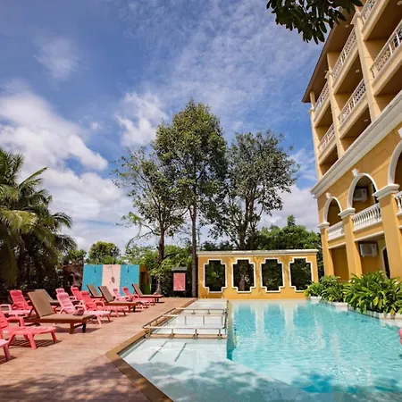 Royal Pineapple Hotel L A Welcome To Wealth And Good Fortune-3