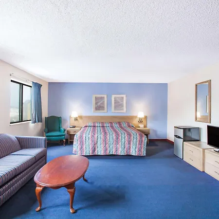 Super 8 By Wyndham Hot Springs-3