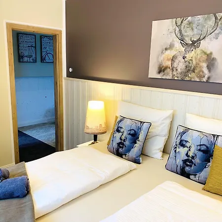 BESOTEL Mettmann-schicke FeWo oder Apartments nähe Golfplatz Gruiten und Neandertal mit Glasfaser WLAN und Parkplatz-viele Schlafzimmer mit Bad en suite-3
